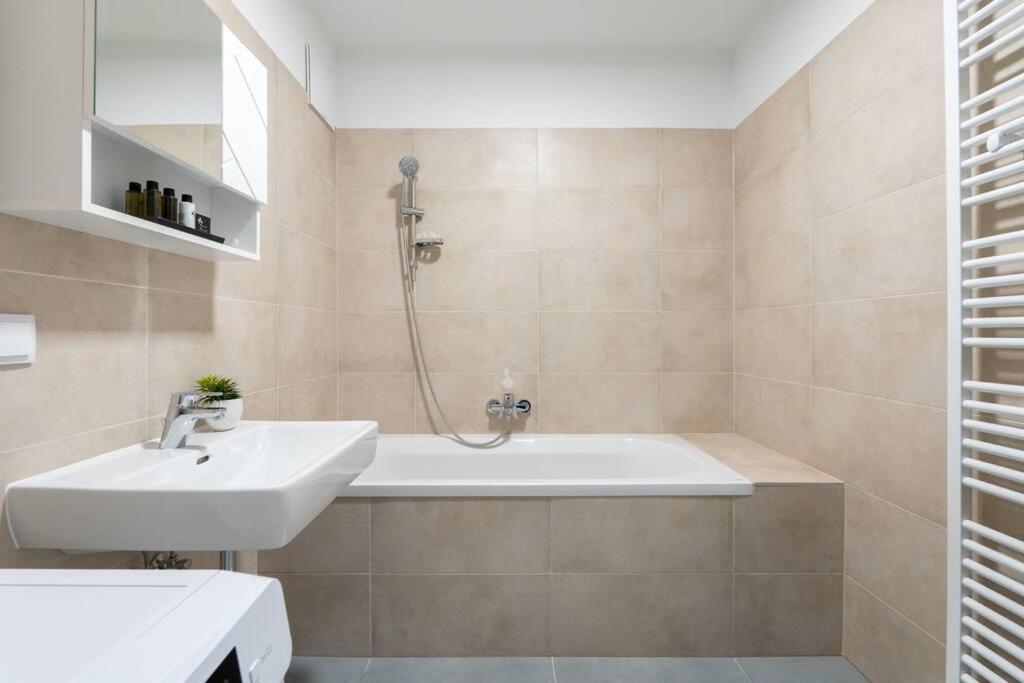 Quiet 1br Oasis, Fast Path By Hm Wenen